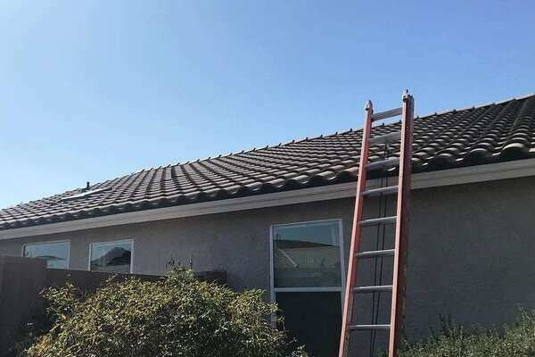 roof inspection with ladder 600x400